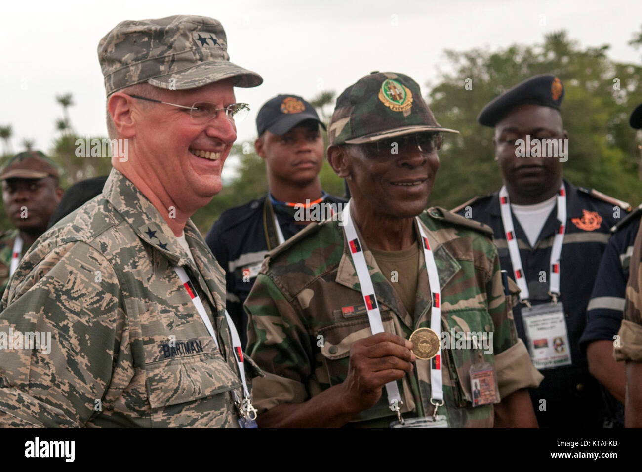 Generalmajor Mark E. Bartman (links), Ohio Adjutant General, gibt einem seiner Münzen nach Brig. Gen. Jose Belchior da Silva der Angolanischen Streitkräfte während der Phase - zwei Kick off des PAMBALA 2017 Übung Dez. 9, 2017, in Bengo, Angola. PAMBALA 2017 ist Teil einer trilateralen Vereinbarung zwischen der angolanischen Streitkräfte, Serbische Streitkräfte und der Ohio National Guard gegenseitig vorteilhaften medizinische Ausbildung und Erfahrung, um die drei Militärs zur Verfügung zu stellen und den Aufbau neuer Beziehungen mit der Republik Angola. (Ohio National Guard Stockfoto