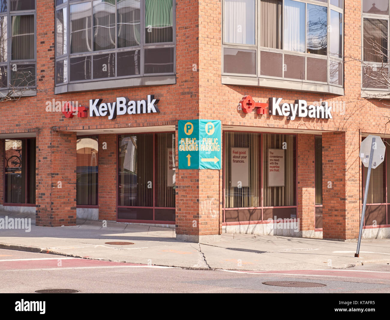 BURLINGTON, USA - 3. APRIL 2016: KeyBank, Blick auf die Straße. Cleveland-based KeyCorp ist einer der größten Bank des Landes-basierte Finanzdienstleistungen companie Stockfoto
