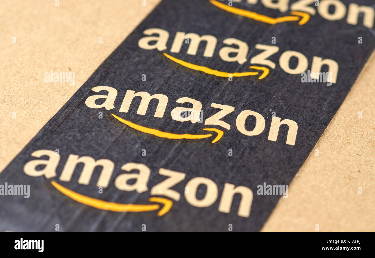 MONTREAL, KANADA - 10. MÄRZ 2016 - Amazon Versandkarton mit branded Tape. Amazon ist eine der beliebtesten und größten Online Store. Stockfoto