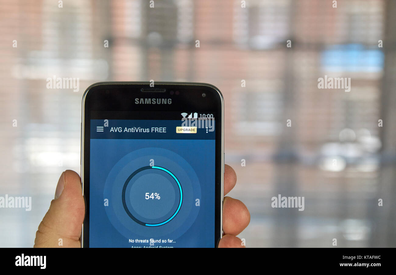 MONTREAL, KANADA - 5. APRIL 2016: AVG Antivirus auf Android Handy. AVG ist einer der beliebtesten antivirus PC und mobile Software. Stockfoto