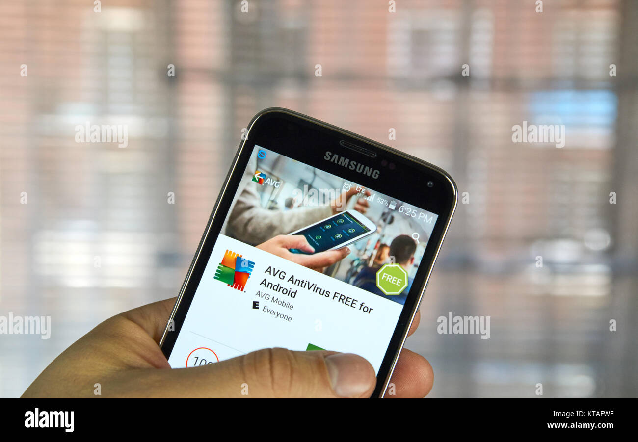 MONTREAL, KANADA - 5. APRIL 2016: AVG Antivirus auf Android Handy. AVG ist einer der beliebtesten antivirus PC und mobile Software. Stockfoto