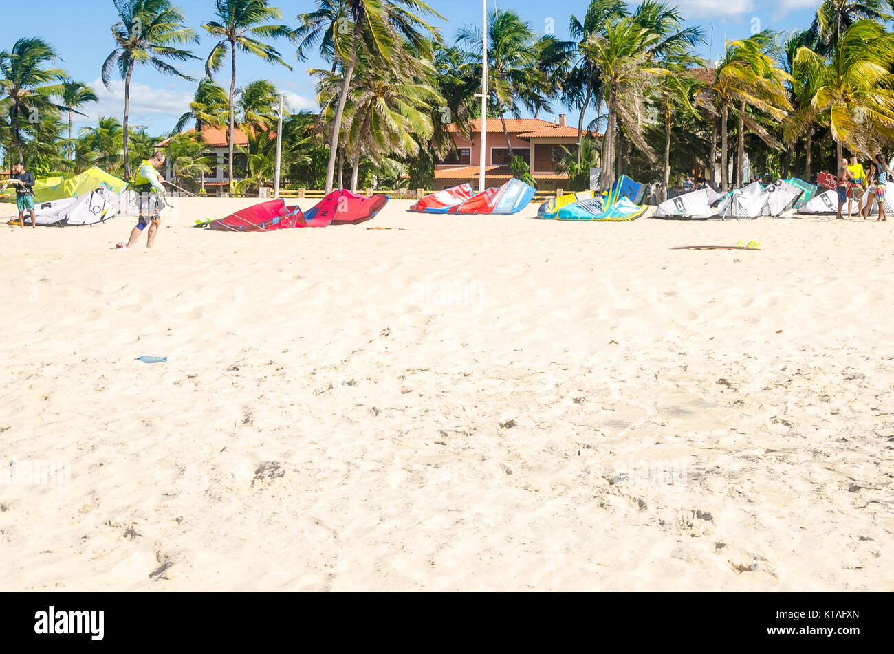 Cumbuco, Brasilien, May 9, 2017: Zu viele Kitesurfen Boards über den Sand in Cumbuco Strand Stockfoto