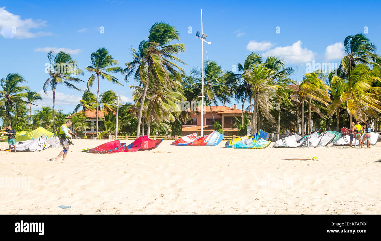 Cumbuco, Brasilien, May 9, 2017: Zu viele Kitesurfen Boards über den Sand in Cumbuco Strand Stockfoto