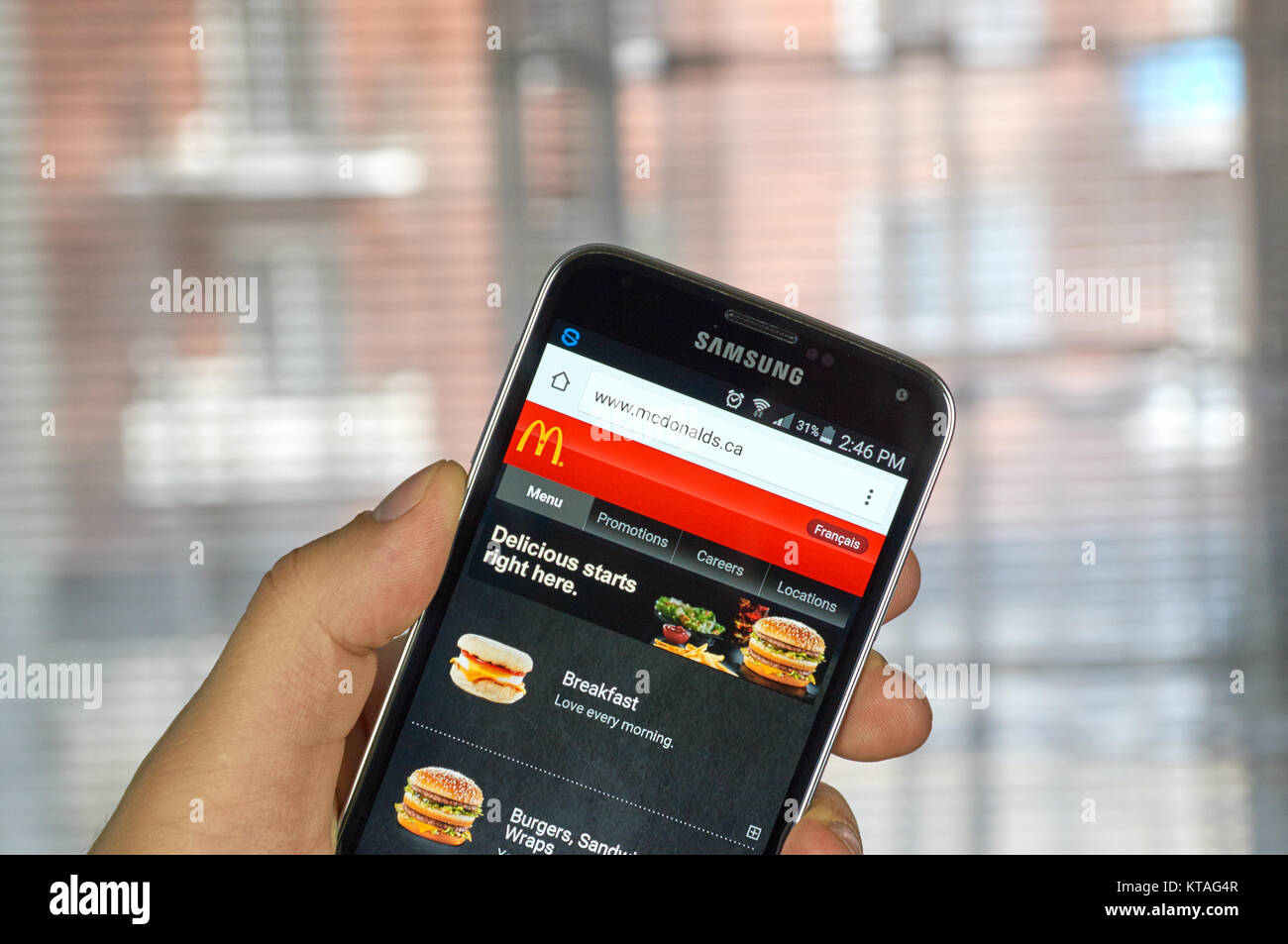 MONTREAL, KANADA - 20. MÄRZ 2016 - McDonald's Seite auf dem Bildschirm von Samsung S5. McDonald's ist der weltweit größte Kette von Hamburger Fast-Food-Restaurant Stockfoto