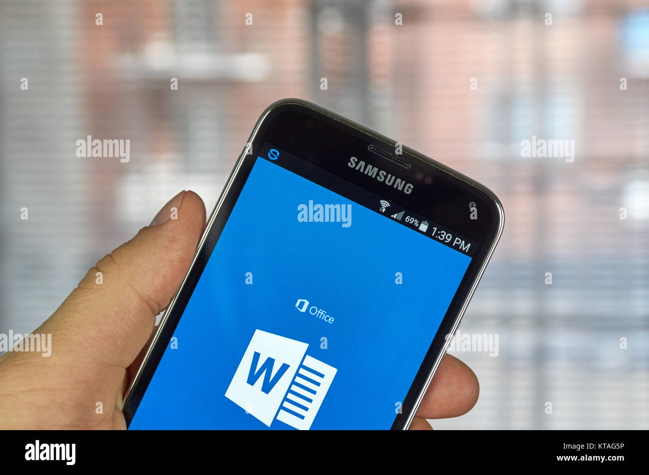 MONTREAL, KANADA - 20. MÄRZ 2016 - Microsoft Office Word Mobile Anwendung auf dem Bildschirm von Samsung S5. Microsoft Office ist eine der beliebtesten offic Stockfoto