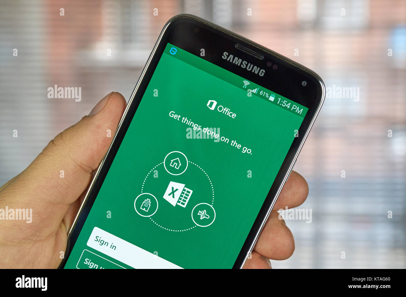 MONTREAL, KANADA - 20. MÄRZ 2016 - Microsoft Office Excel Mobile Anwendung auf dem Bildschirm von Samsung S5. Microsoft Office ist eine der beliebtesten Offi Stockfoto