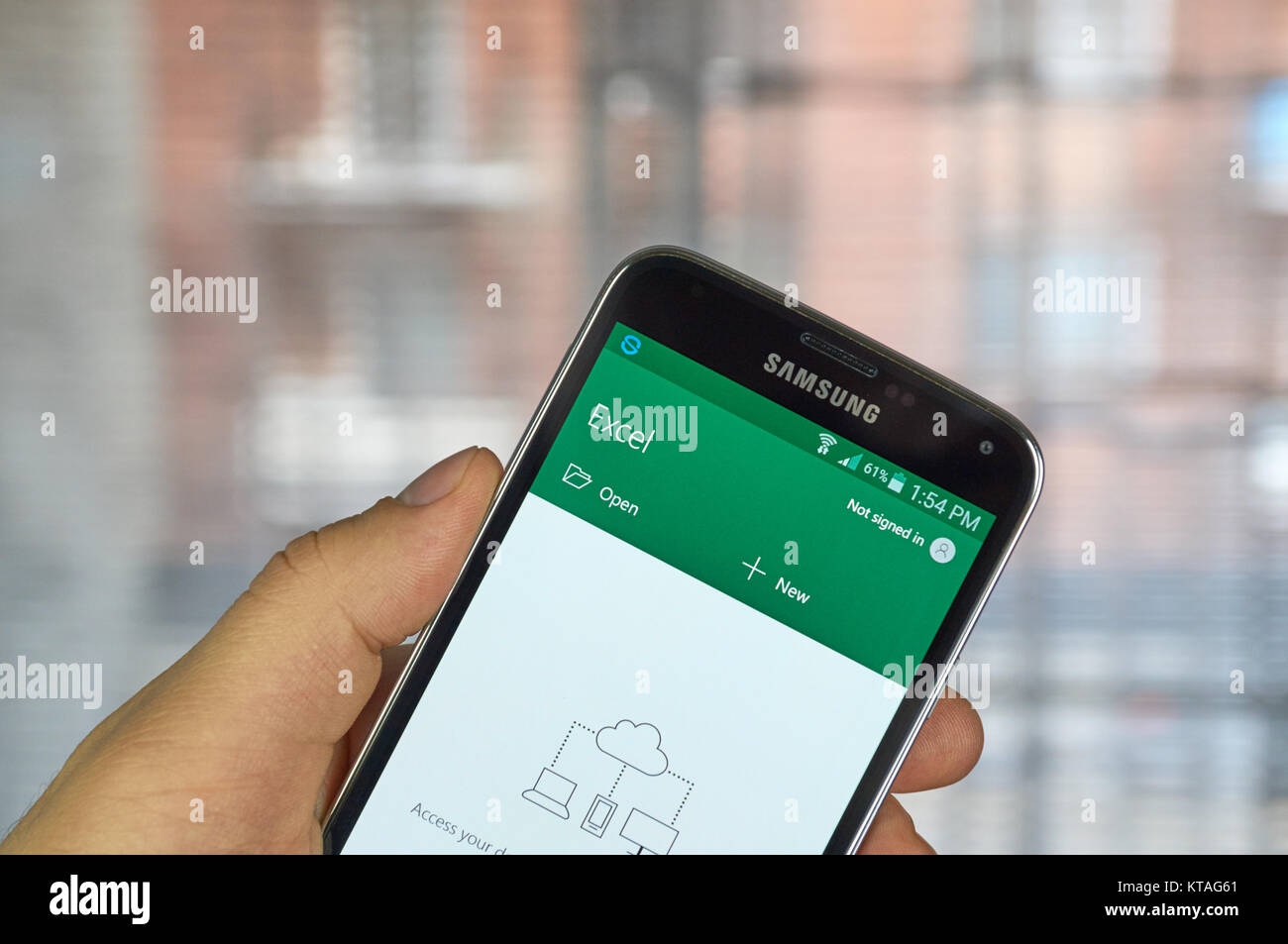 MONTREAL, KANADA - 20. MÄRZ 2016 - Microsoft Office Excel Mobile Anwendung auf dem Bildschirm von Samsung S5. Microsoft Office ist eine der beliebtesten Offi Stockfoto