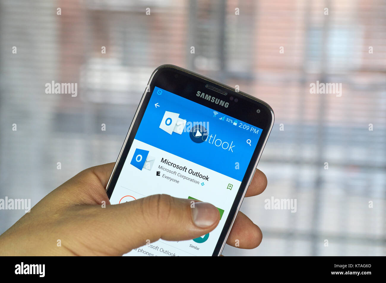 MONTREAL, KANADA - 20. MÄRZ 2016 - Microsoft Office Outlook Mobile Anwendung auf dem Bildschirm von Samsung S5. Microsoft Office ist eine der beliebtesten Stockfoto