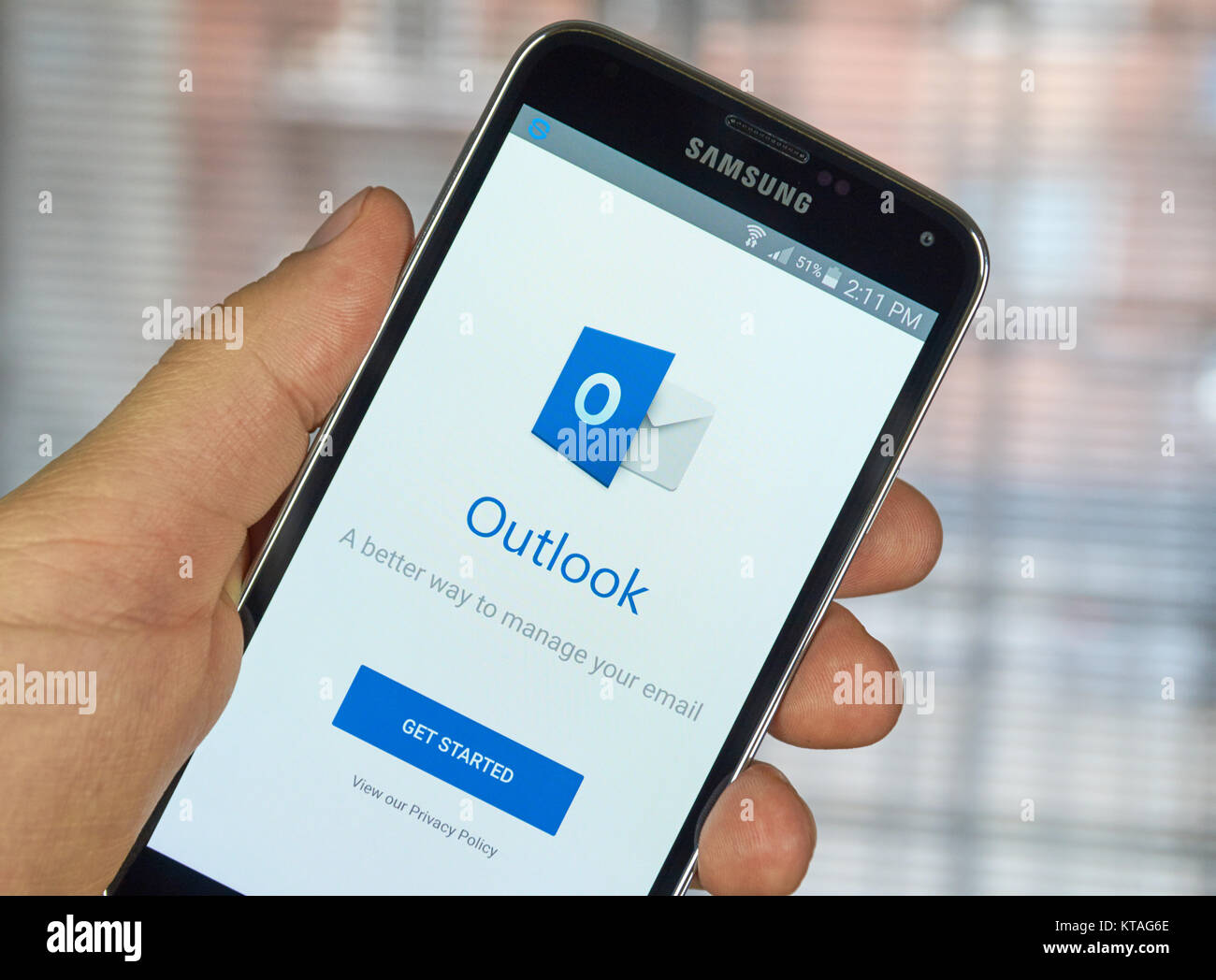 MONTREAL, KANADA - 20. MÄRZ 2016 - Microsoft Office Outlook Mobile Anwendung auf dem Bildschirm von Samsung S5. Microsoft Office ist eine der beliebtesten Stockfoto