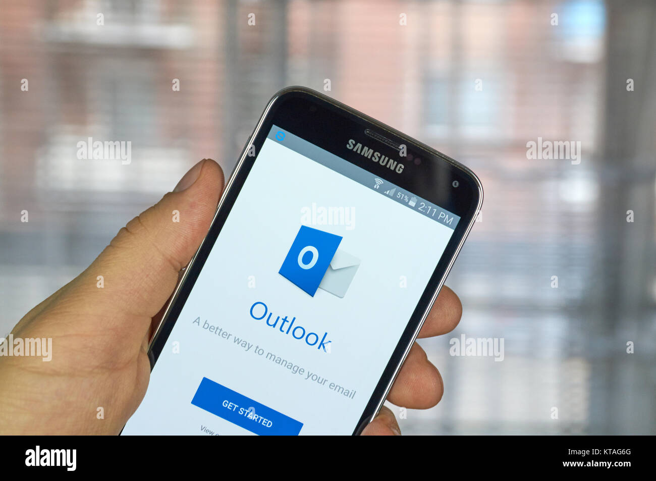MONTREAL, KANADA - 20. MÄRZ 2016 - Microsoft Office Outlook Mobile Anwendung auf dem Bildschirm von Samsung S5. Microsoft Office ist eine der beliebtesten Stockfoto