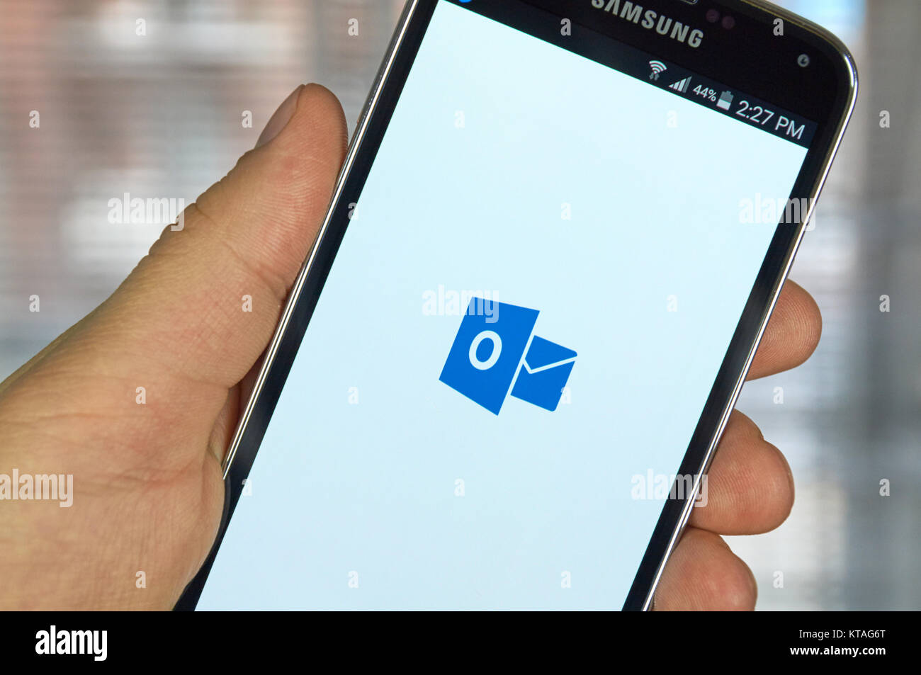 MONTREAL, KANADA - 20. MÄRZ 2016 - Microsoft Office Outlook Mobile Anwendung auf dem Bildschirm von Samsung S5. Microsoft Office ist eine der beliebtesten Stockfoto