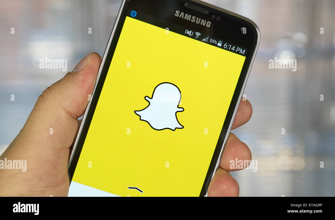 MONTREAL, KANADA - 20. MÄRZ 2016 - Snapchat Anwendung für Android Smartphone. Snapchat ist ein mobiles Messaging Application verwendet, Fotos mit anderen zu teilen, Video Stockfoto MONTREAL, KANADA - 20. MÄRZ 2016 - Snapchat Anwendung für Android Smartphone. Snapchat ist ein mobiles Messaging Application verwendet, Fotos mit anderen zu teilen, Video Stockfoto
