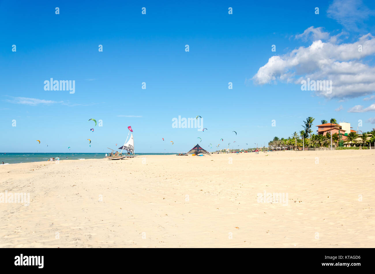 Cumbuco, Brasilien, May 9, 2017: angelegte jangada Boot über den weißen Sandstrand in Brasilien Stockfoto