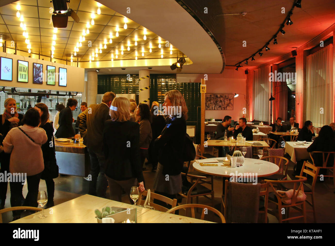 Tim Mälzer feiert den ersten Jahrestag seiner Restaurant \'Die gute ... Tim Mälzer feiert den ersten Jahrestag seiner Restaurant \'Die gute ...