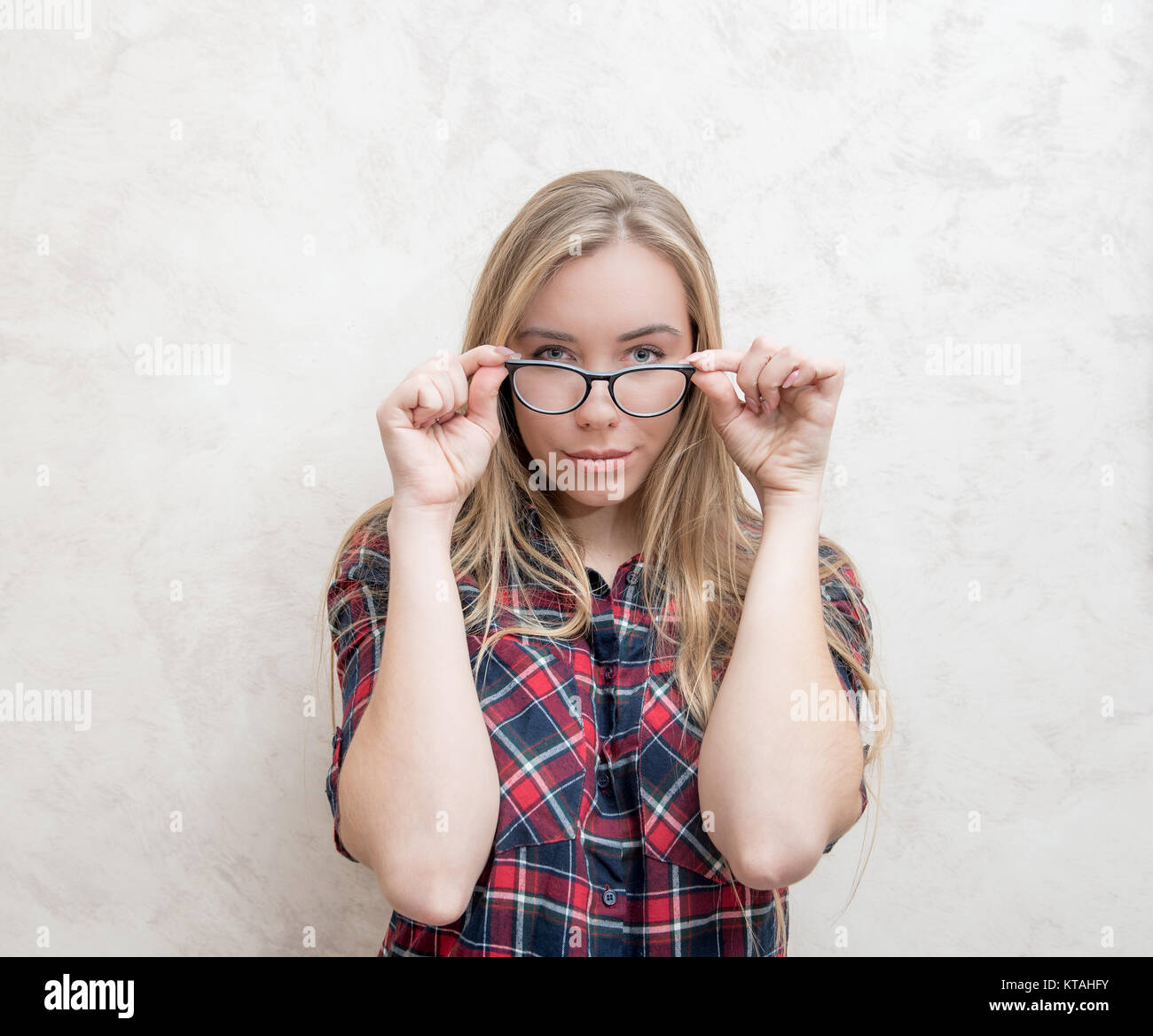 Tiefen Blick auf die attraktive Blondine Kopf Frau Brille mit Kamera suchen Indoor Stockfoto