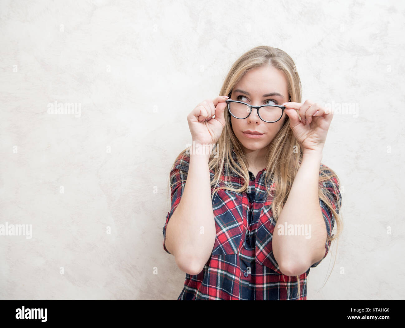 Tiefen Blick auf die attraktive Blondine Kopf Frau Brille weg schauen Indoor Stockfoto