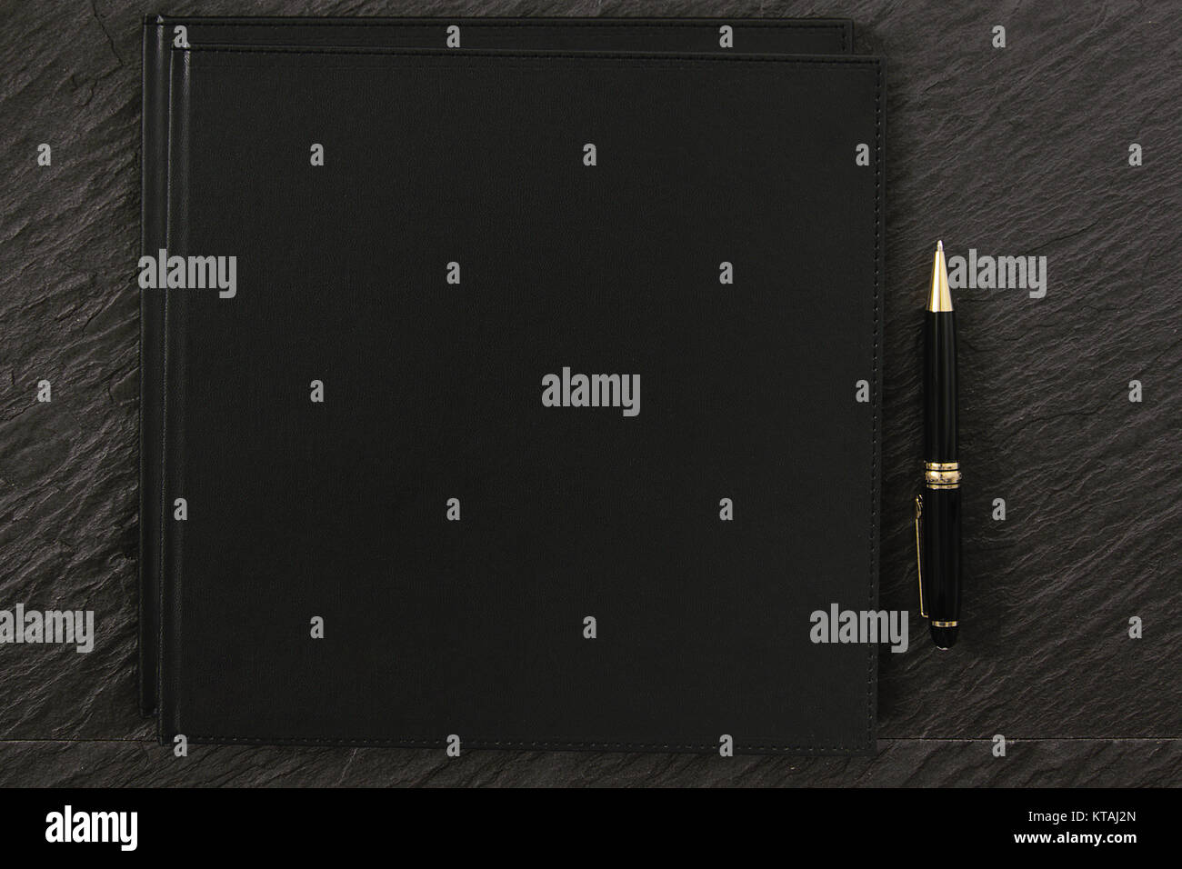 Leere Schwarze Notebook Cover Black Rock Tabelle mit Beschneidungspfaden auf Notebook für mockup Designs Stockfoto