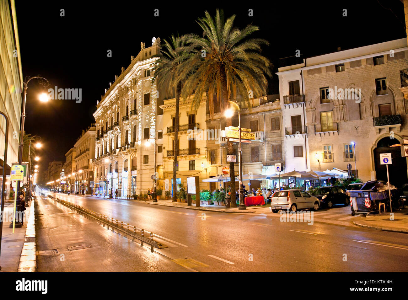 PALERMO, ITALIEN - September 14, 2014: Vittorio Emanuele Straße bei Nacht; am 14. September 2014 in Palermo, Italien. Palermo ist die 5. Die meisten besiedelten Bereich i Stockfoto