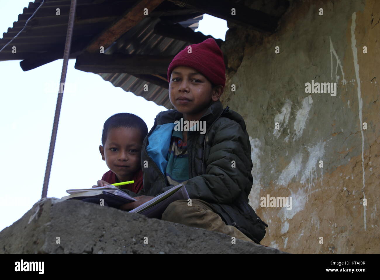Kinder von Rukum tun Home arbeiten in den Morgen. Stockfoto