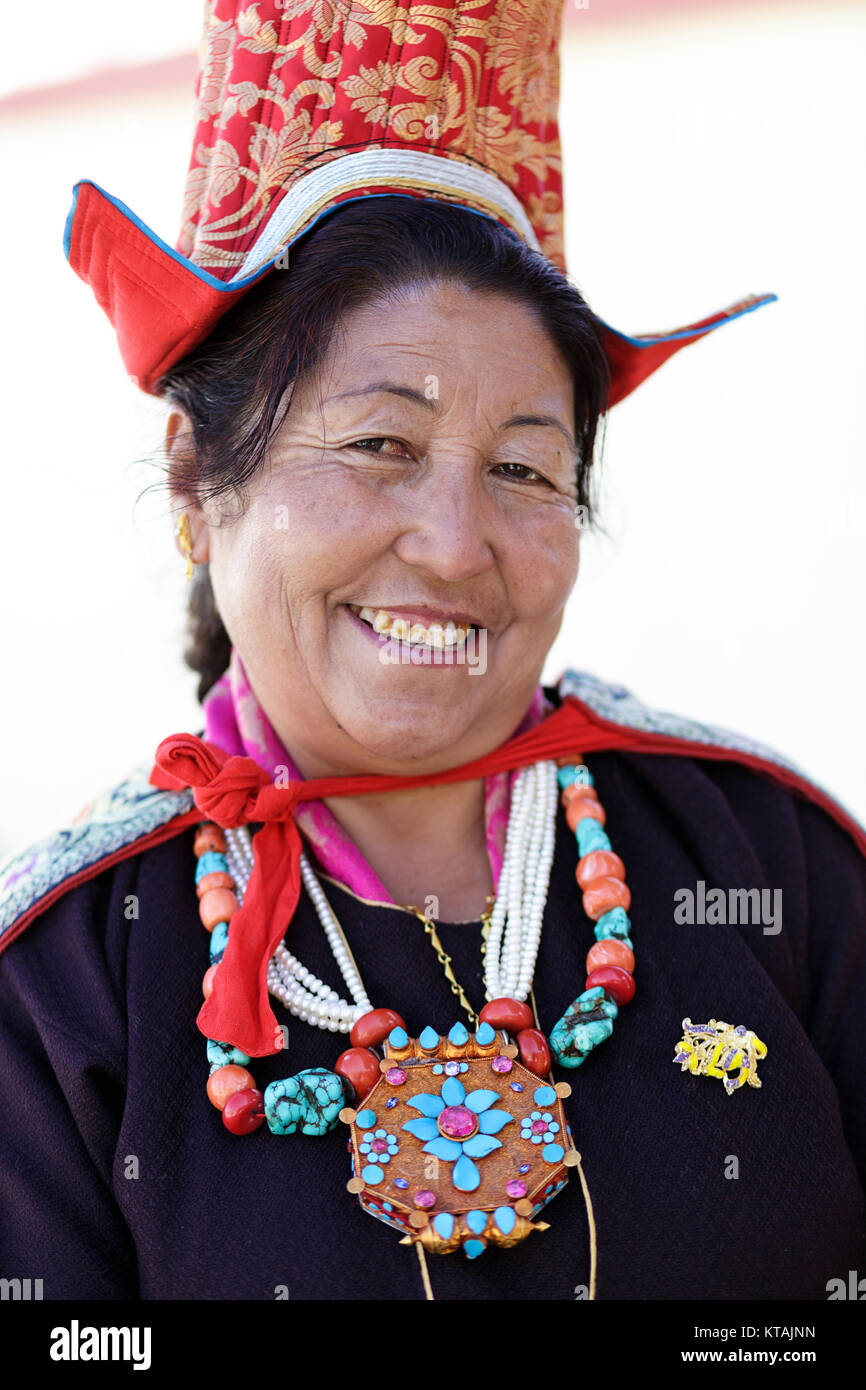 Portrait von lächelnden Dame in traditioneller Tracht und Kopfbedeckungen am jährlichen Festival in diskit Kloster, Nubra Valley, Ladakh, Jammu und Kaschmir, Indien. Stockfoto