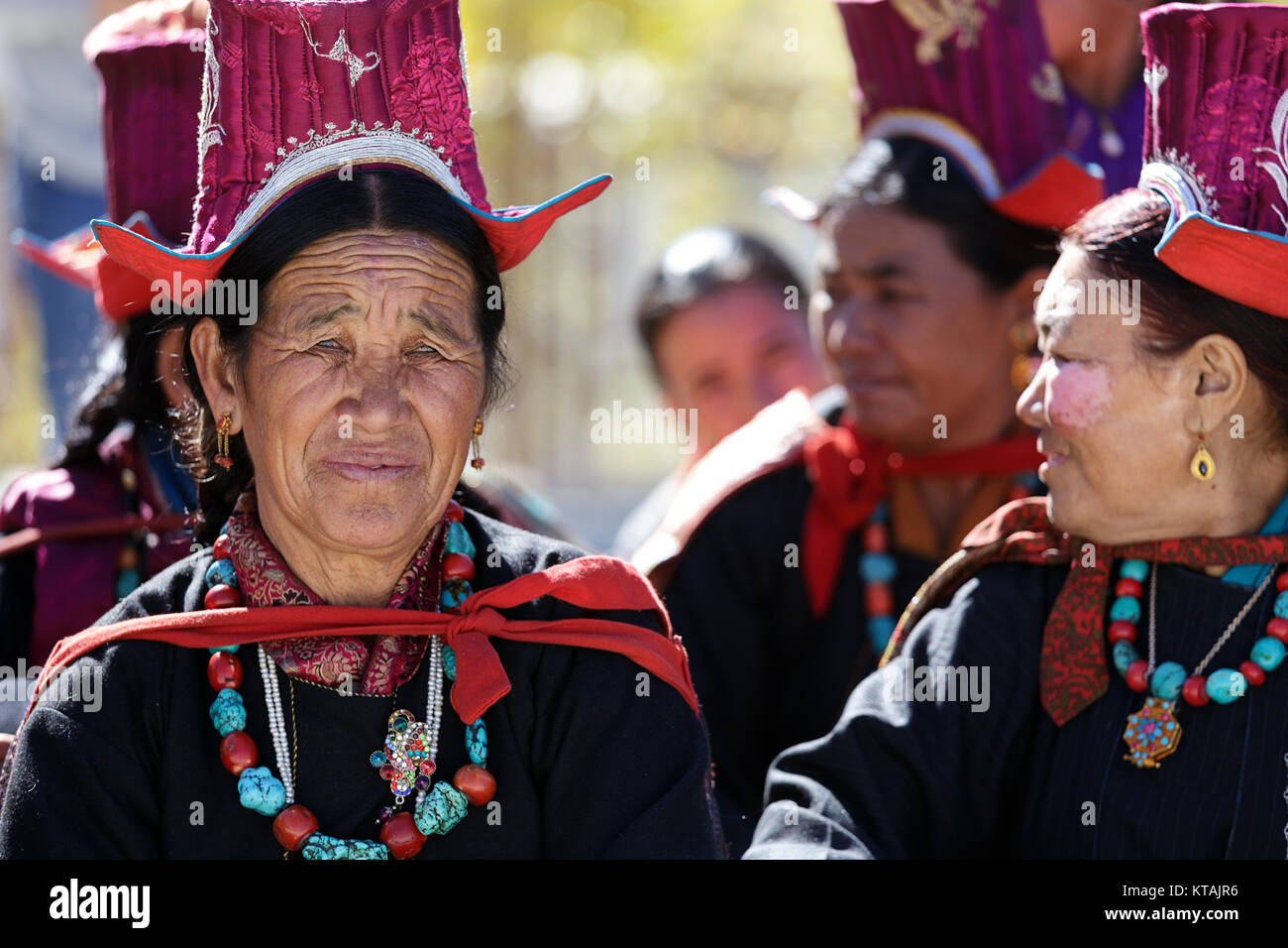 Frauen in traditioneller Tracht und Kopfbedeckungen Teilnahme an jährlichen Festival in diskit Kloster, Nubra Valley, Ladakh, Jammu und Kaschmir, Indien. Stockfoto