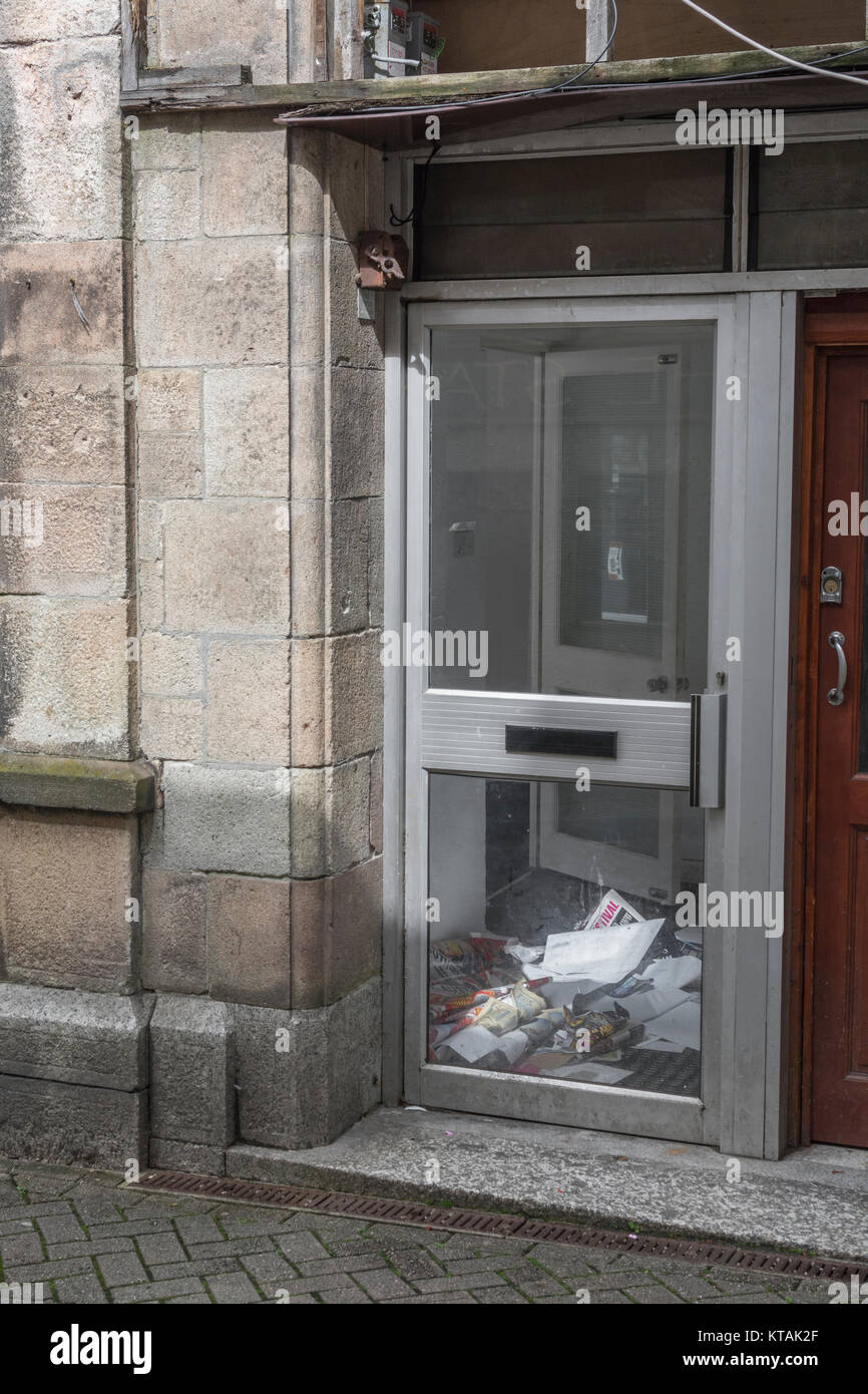 Tod von der High Street Metapher/Konzept-leer-SOP-Haustür mit unclaimed Mail und Briefe durch das Glas sehen. Stockfoto