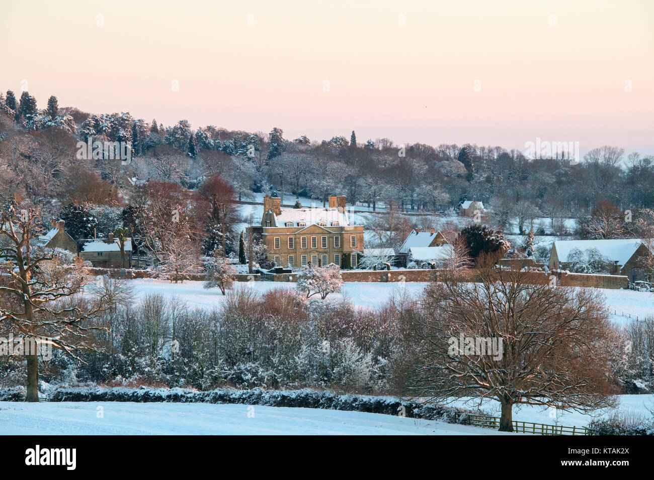 Bourton Haus in Bourton auf dem Hügel im Schnee bei Sonnenaufgang im Dezember. Bourton auf dem Hügel, Cotswolds, Gloucestershire, England. Stockfoto