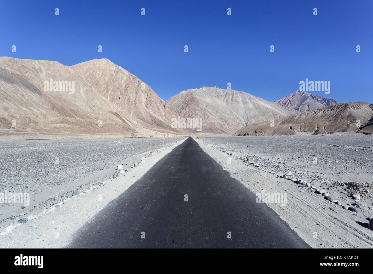 Gerade Straße in Nubra Valley, Ladakh, Jammu und Kaschmir, Indien. Stockfoto