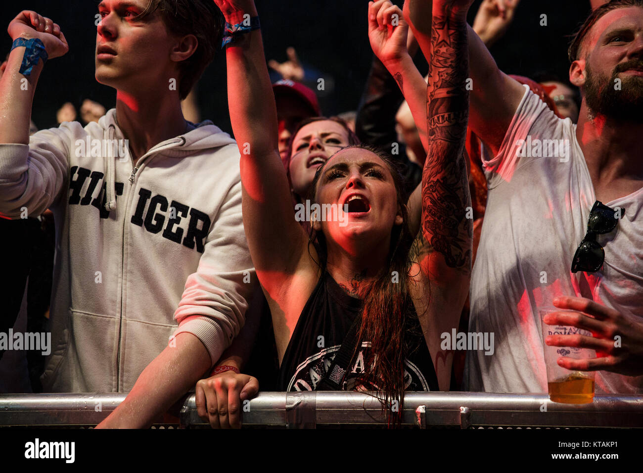 Enthusiastisch heavy metal fans verrückt an den skandinavischen Heavy Metal Festival Copenhell 2016 in Kopenhagen. Dänemark, 23/06 2016. Stockfoto