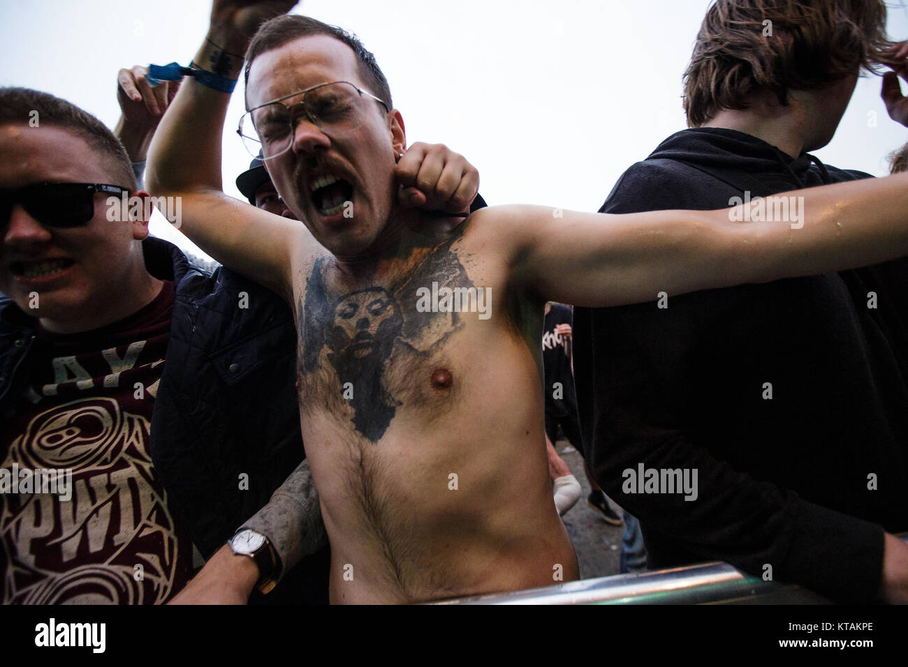 Enthusiastisch heavy metal fans verrückt an den skandinavischen Heavy Metal Festival Copenhell 2016 in Kopenhagen. Dänemark, 23/06 2016. Stockfoto