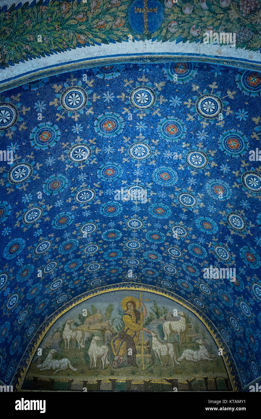 Byzantinischen Mosaiken an der Decke der Mausoleum der Galla Placidia. Ravenna, Italien Stockfoto
