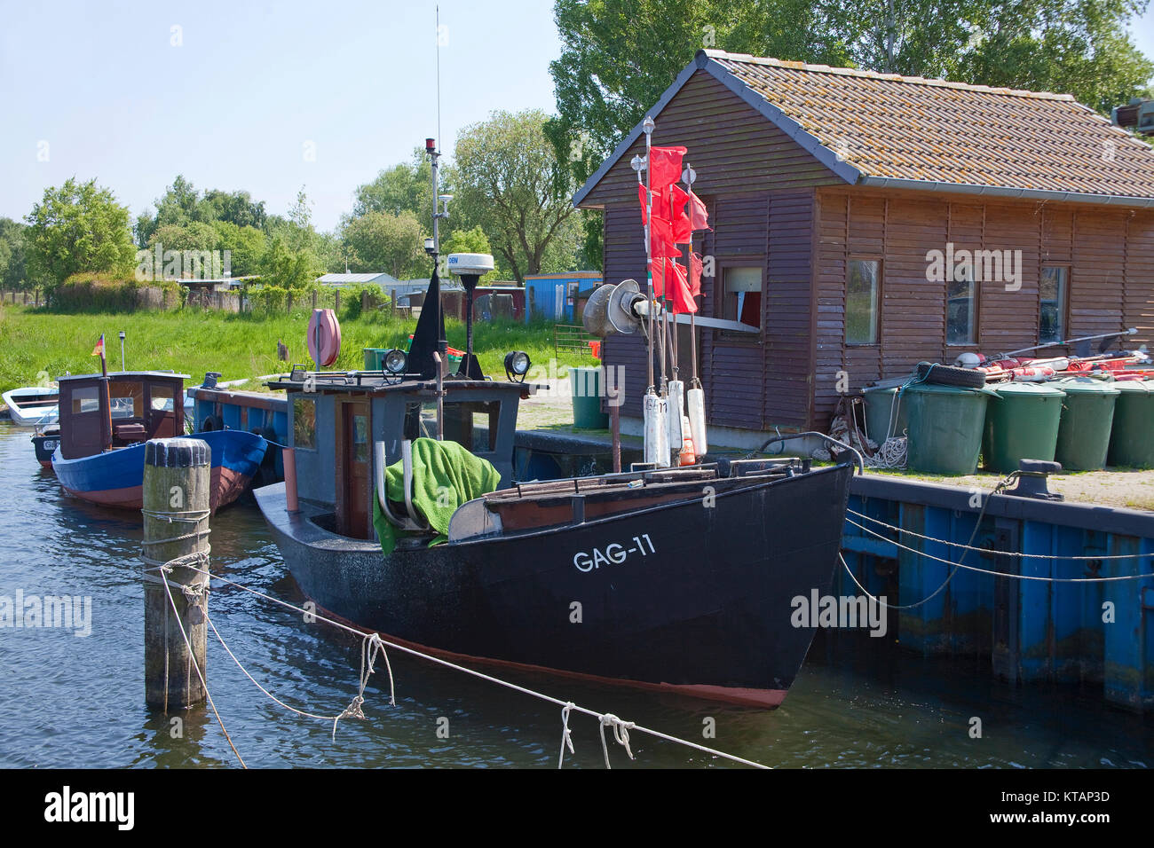 Fischkutter an Fishermans Haus, Hafen von Gager, mönchgut, Insel Rügen, Mecklenburg-Vorpommern, Ostsee, Deutschland, Eur Stockfoto