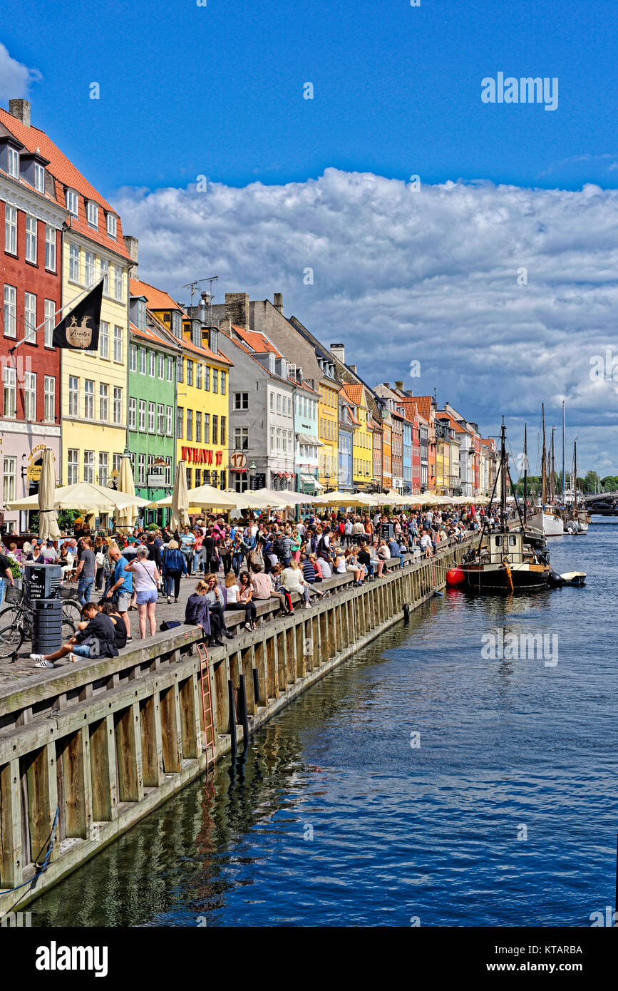 Viele Touristen in Nyhavn, Kopenhagen, Dänemark Stockfoto