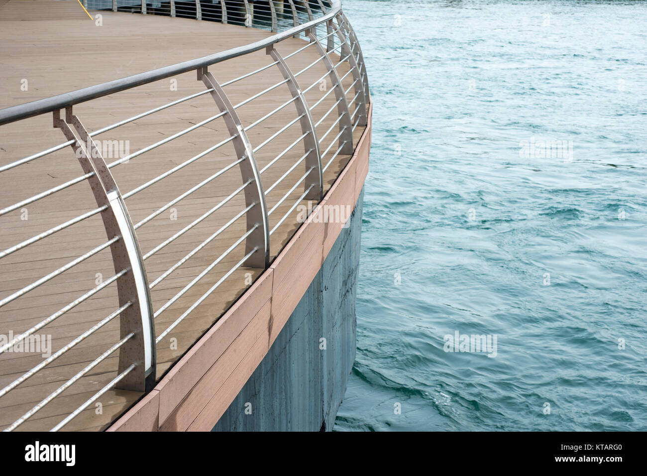 Wasser mit Deck von modernen metallischen Geländer geschützt Stockfoto