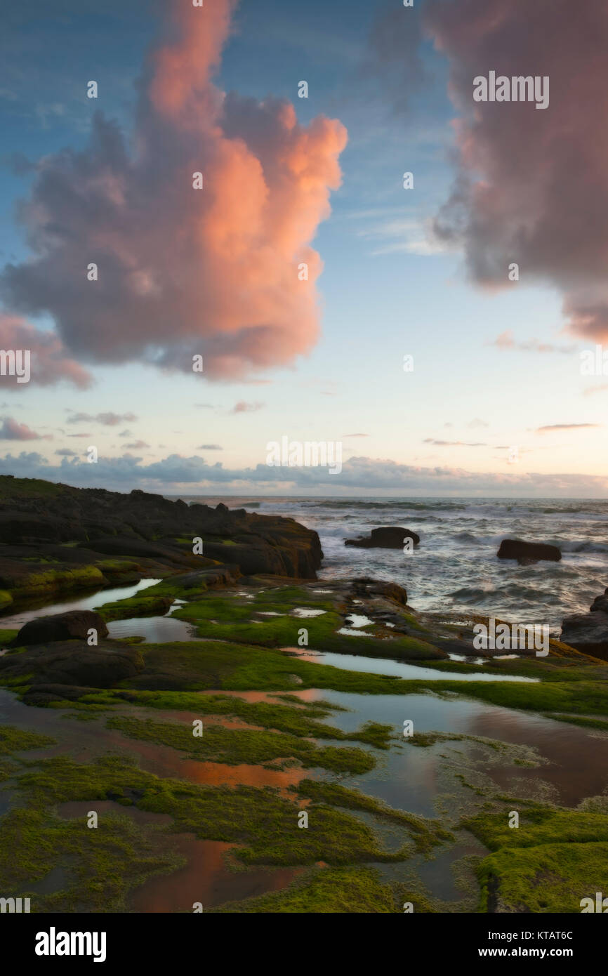 Letzten Farben des Sonnenuntergangs über dem Pazifischen Ozean und des Oregon zentrale küstenlinie bei Yachats. Stockfoto