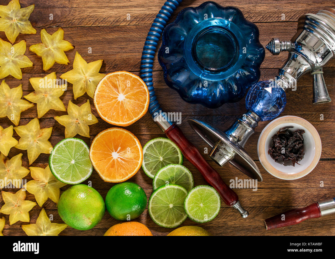 Shisha auf Holz- Hintergrund, mit Zitrusfrüchten, Orangen, Zitronen und Sternfrucht Stockfoto