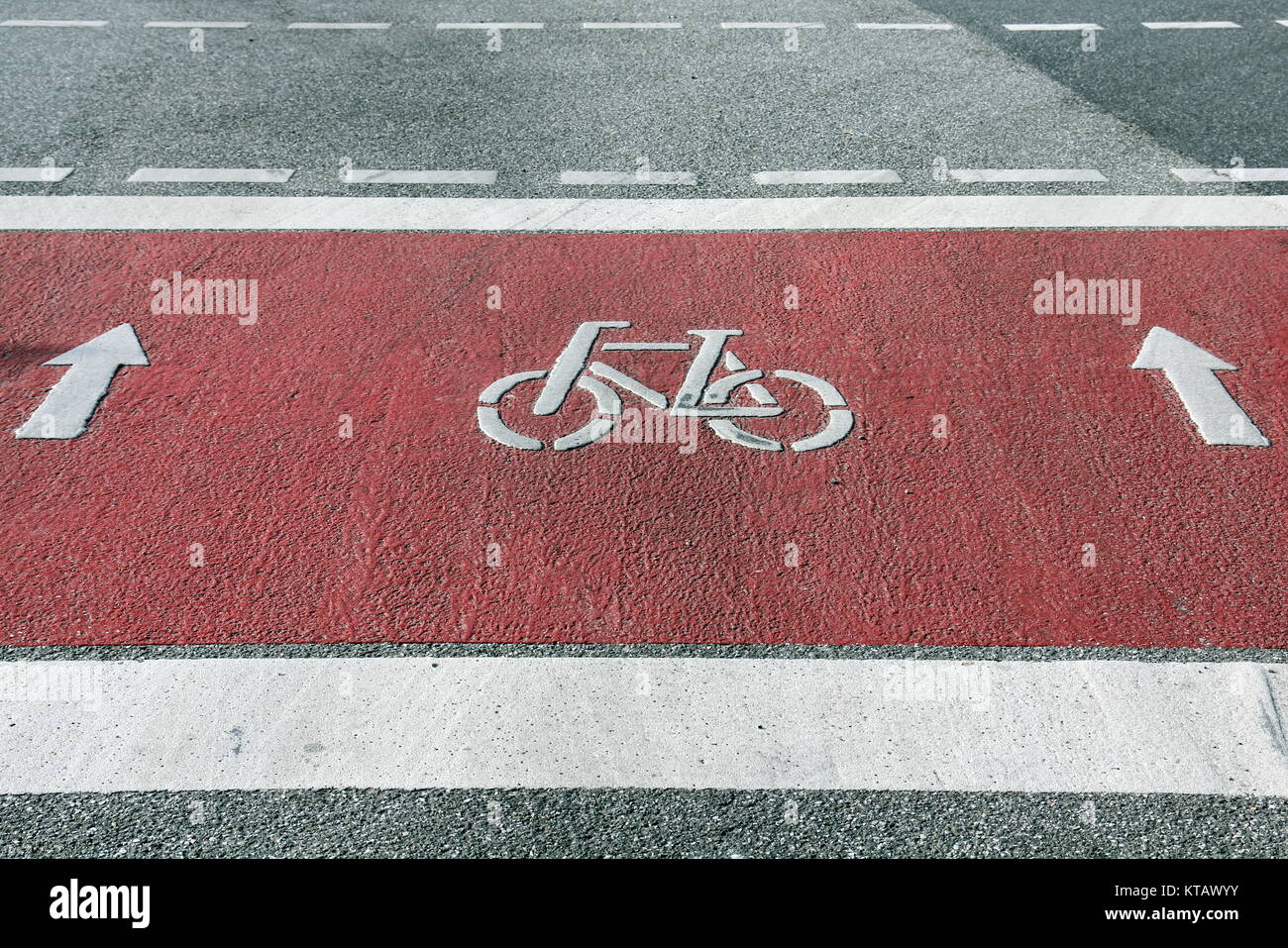 Fahrbahnmarkierung Radweg Stockfoto