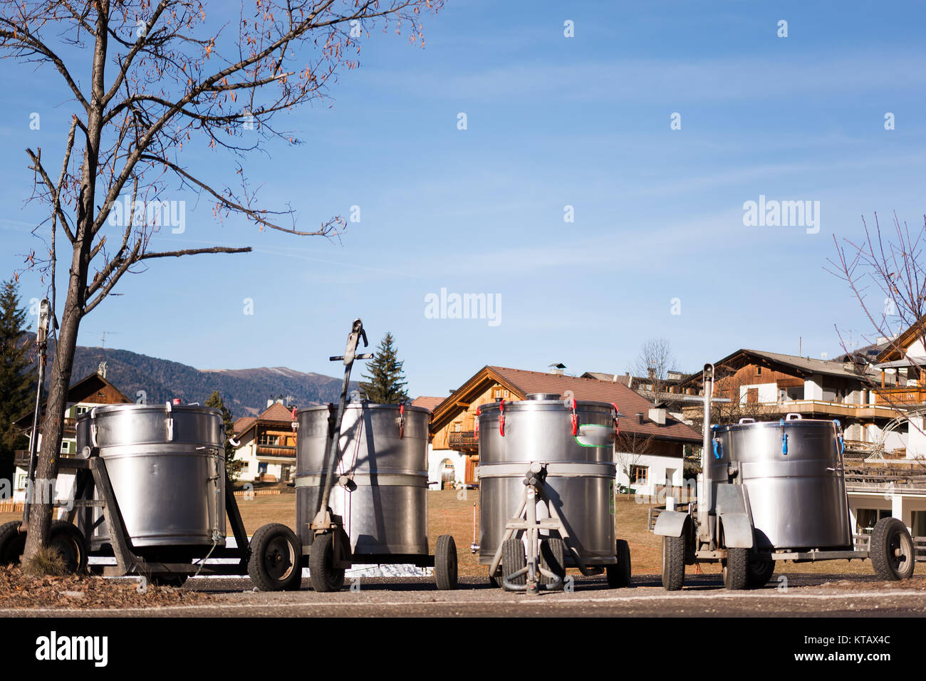 Die Milch wird an der Sammelstelle aufgewühlt Stockfoto