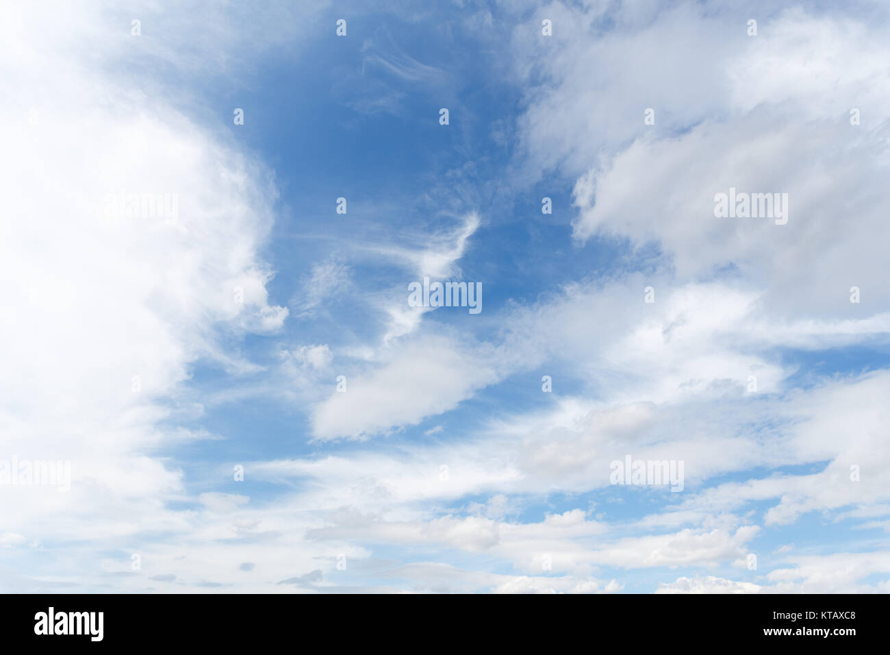 Blauer Himmel mit weißen Wolken, windig Stockfoto