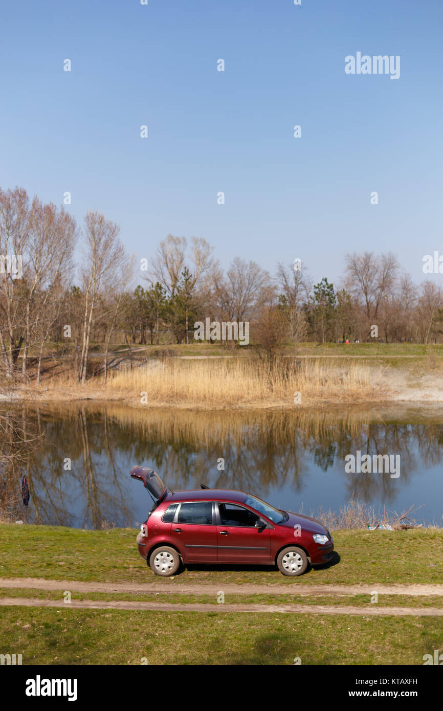 Auto am Ufer des Flusses, Frühling Stockfoto