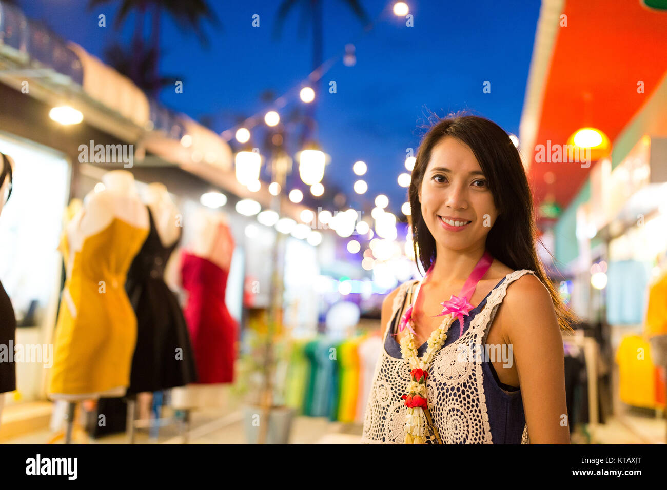 Junge Frau Einkaufen bei Nacht Markt in Thailand Stockfoto