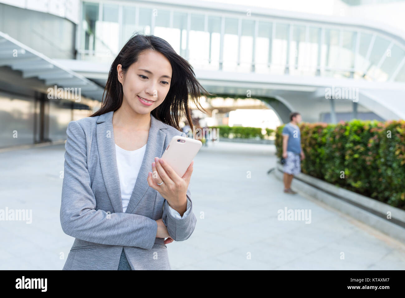 Geschäftsfrau von SMS auf Handy Stockfoto