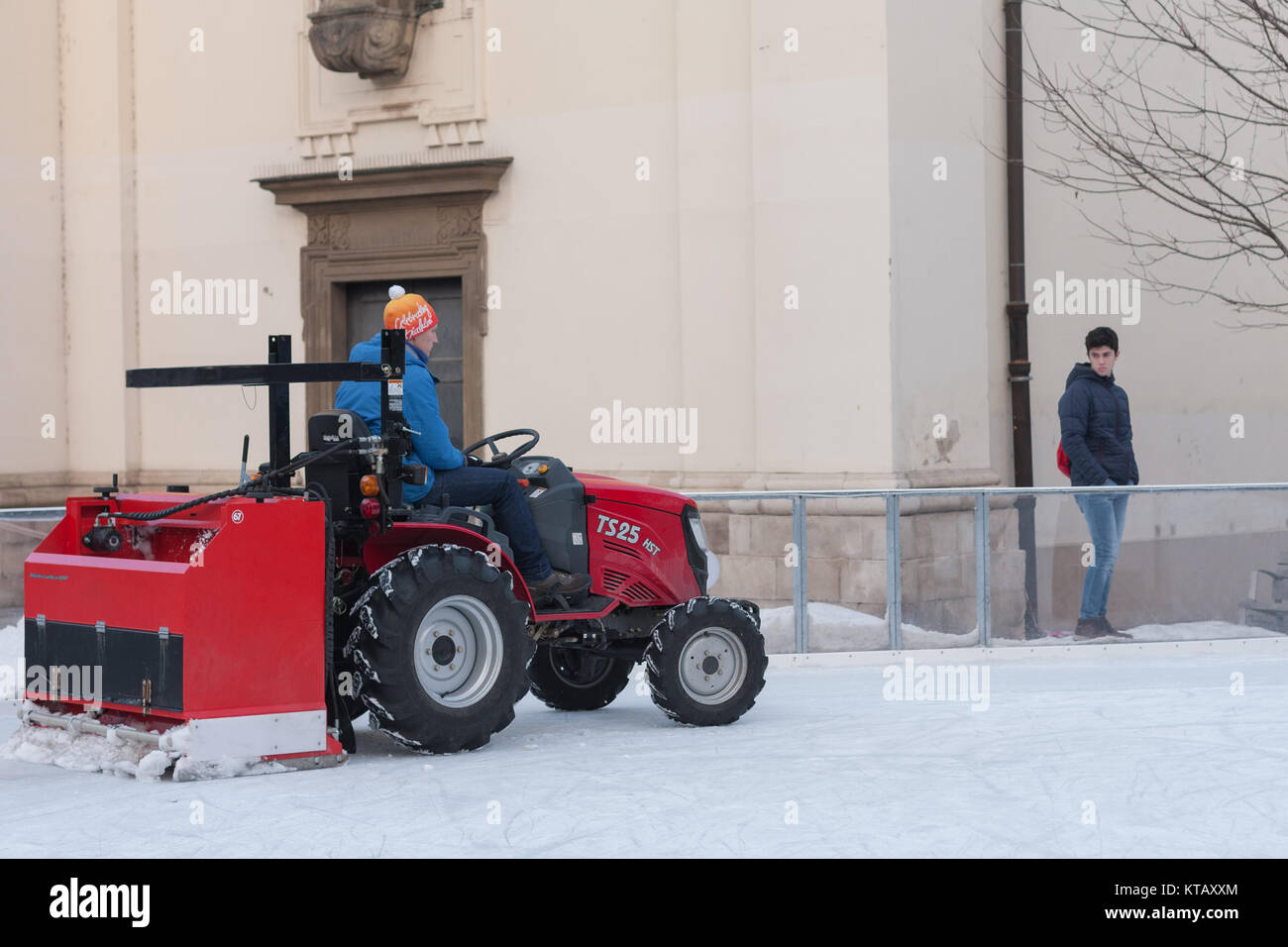 Brünn, Tschechische Republic-December 18,2017: der Mann, der in den Traktor reinigt Kunsteisbahn auf mährischen Square am 18. Dezember 2017, Brünn, Tschechische Republik Stockfoto