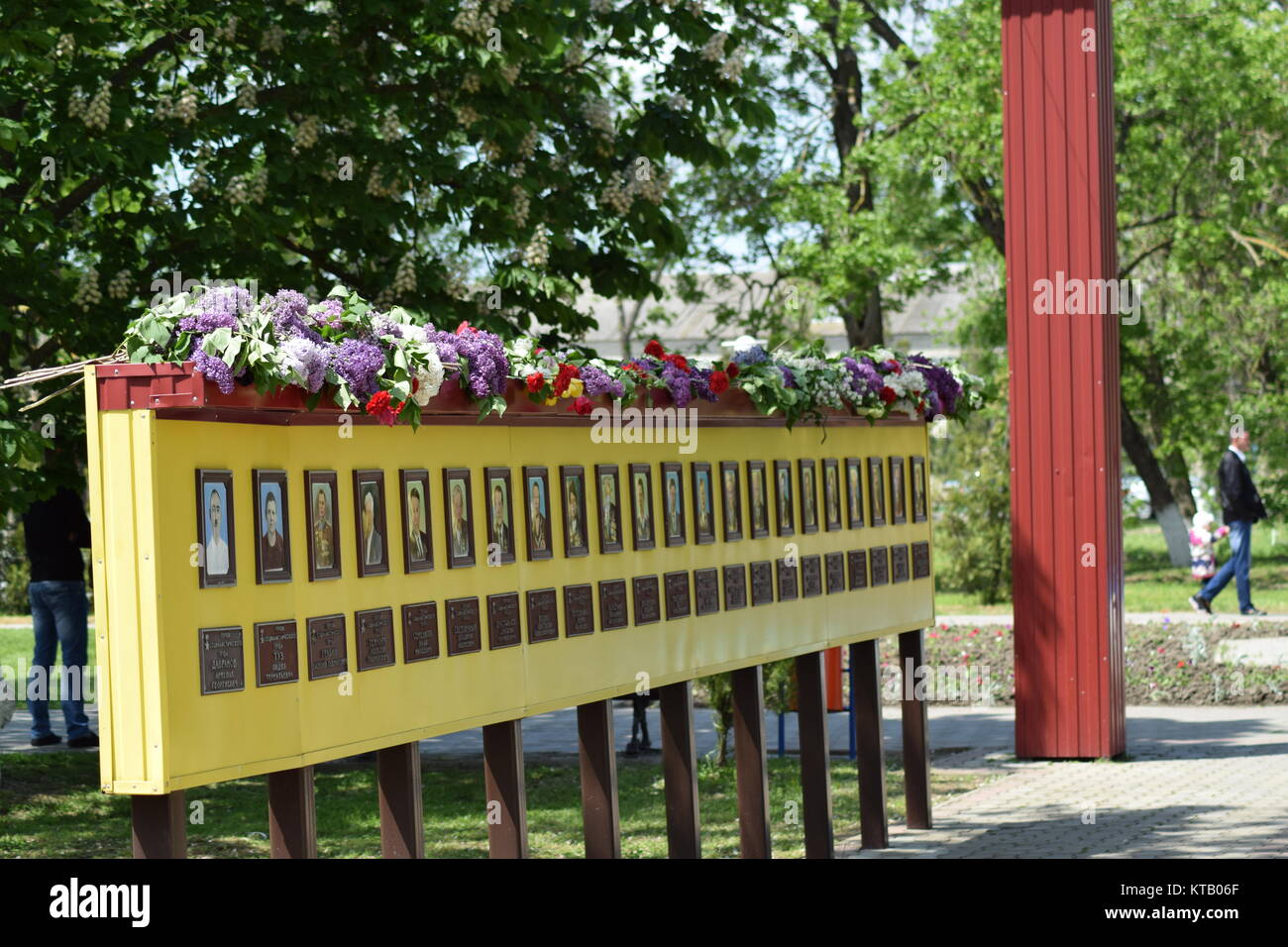 Dorf Poltawa. 9. Mai, 2015: Die legte Blumen auf das Denkmal zu Ehren eines der Tag des Sieges am 9. Mai Stockfoto