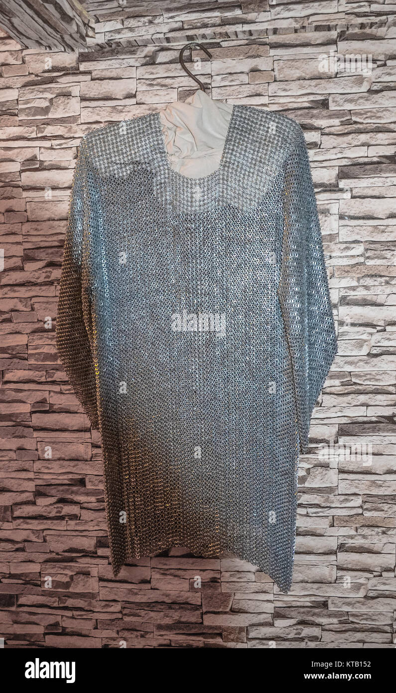 Die Kette des Ritters Rüstung hängt auf einem Kleiderbügel Stockfoto