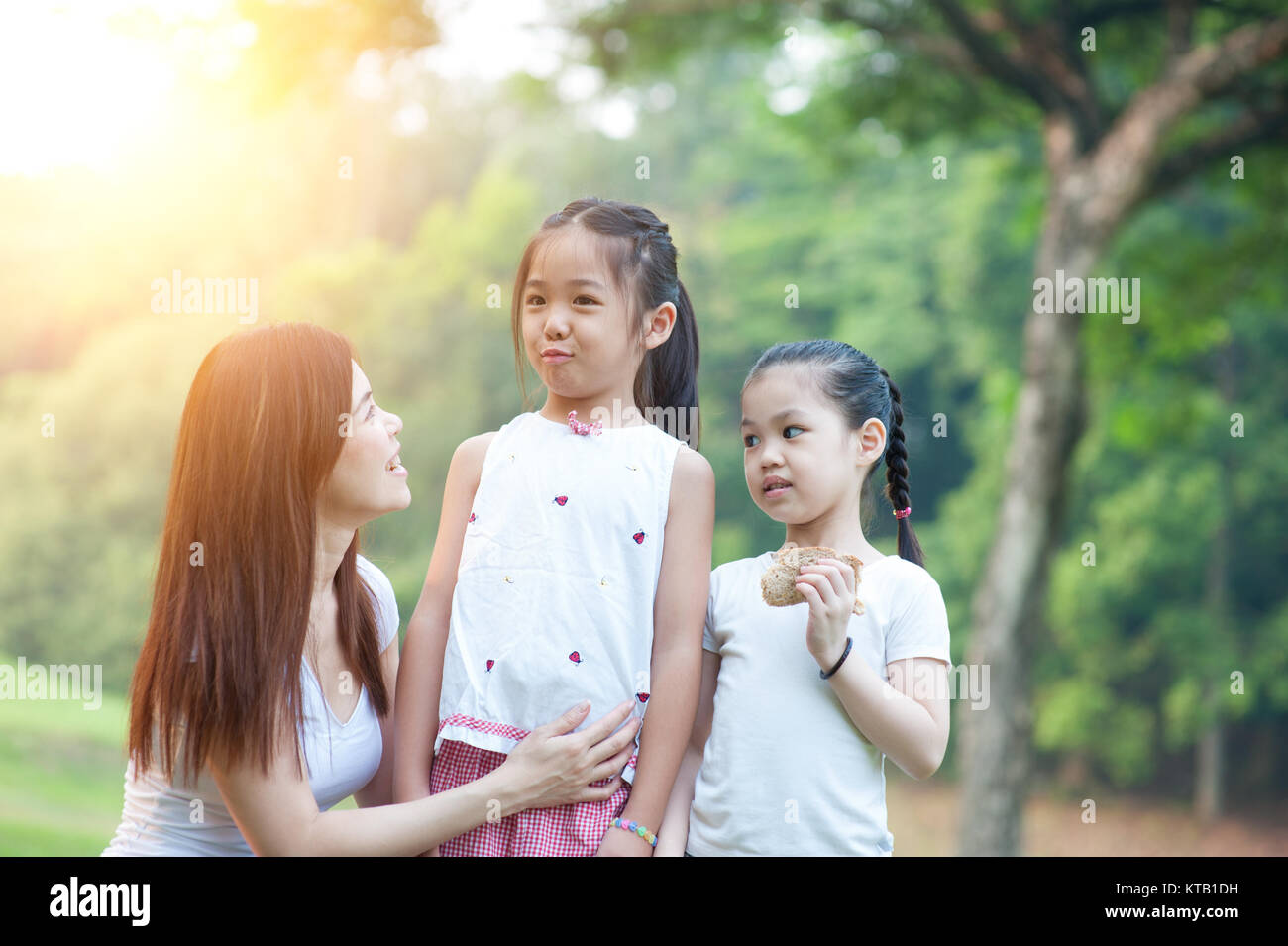 Mutter und Töchter Portrait an freien Park. Stockfoto