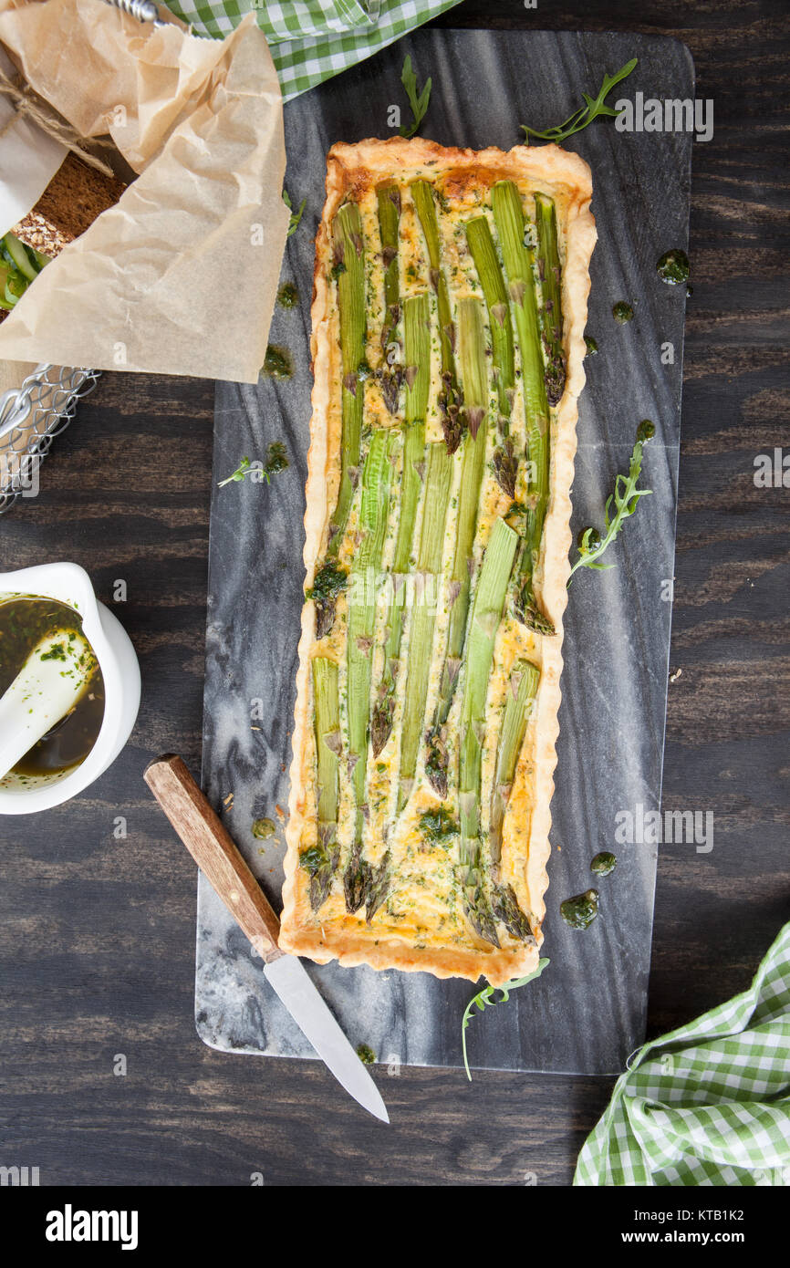 Quiche mit grünem Spargel Stockfoto