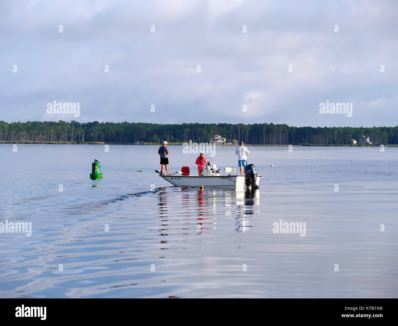 Angeln auf Goose Creek in der Nähe von Langen Hals Point, North Carolina Stockfoto