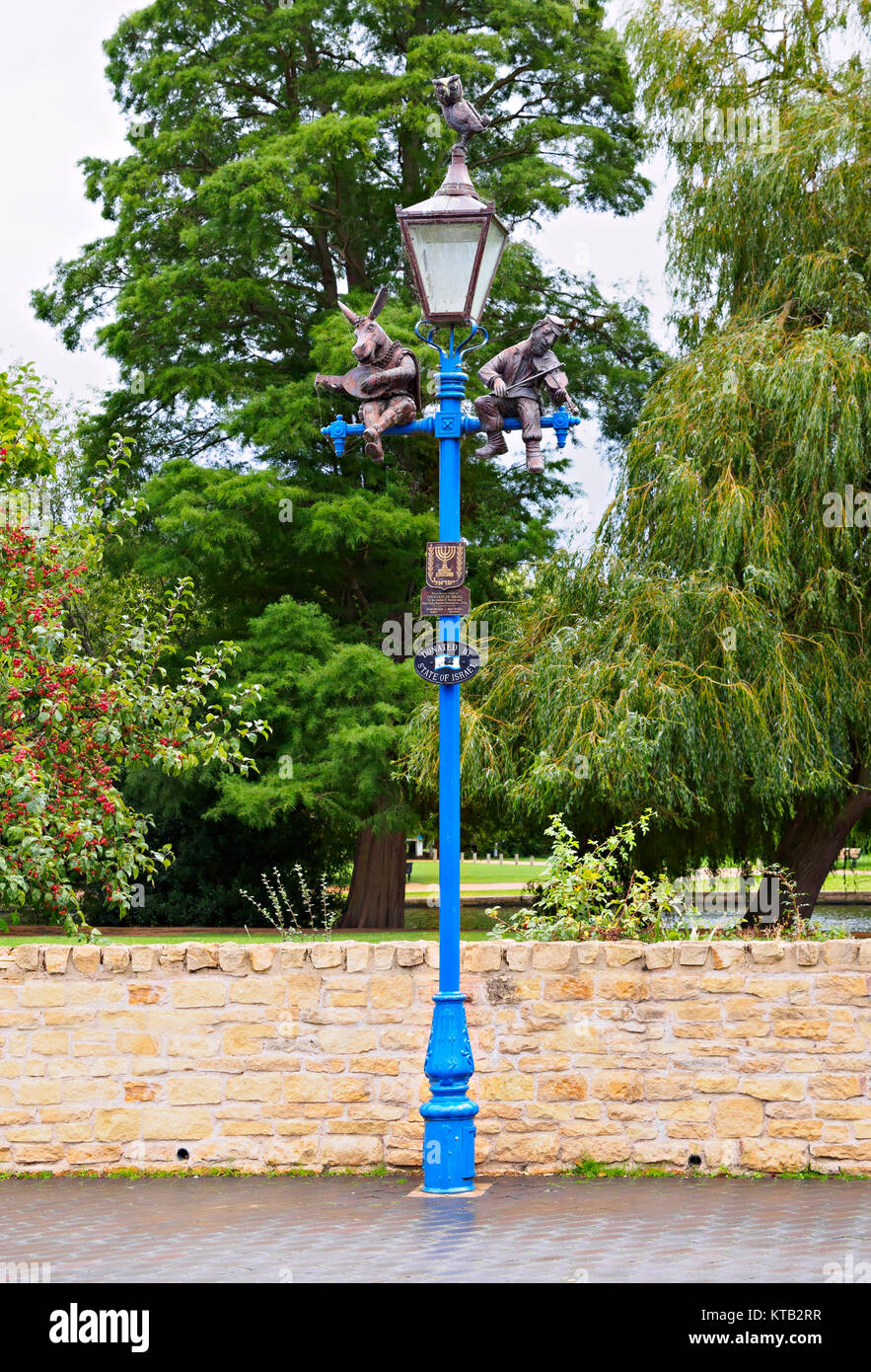 Lamp Post, Stratford-upon-Avon, Warwickshire. Der Geiger, der Mandoline  Esel und die Eule ist eine der Internationale Sammlung von Lampe Beiträge  Stockfotografie - Alamy