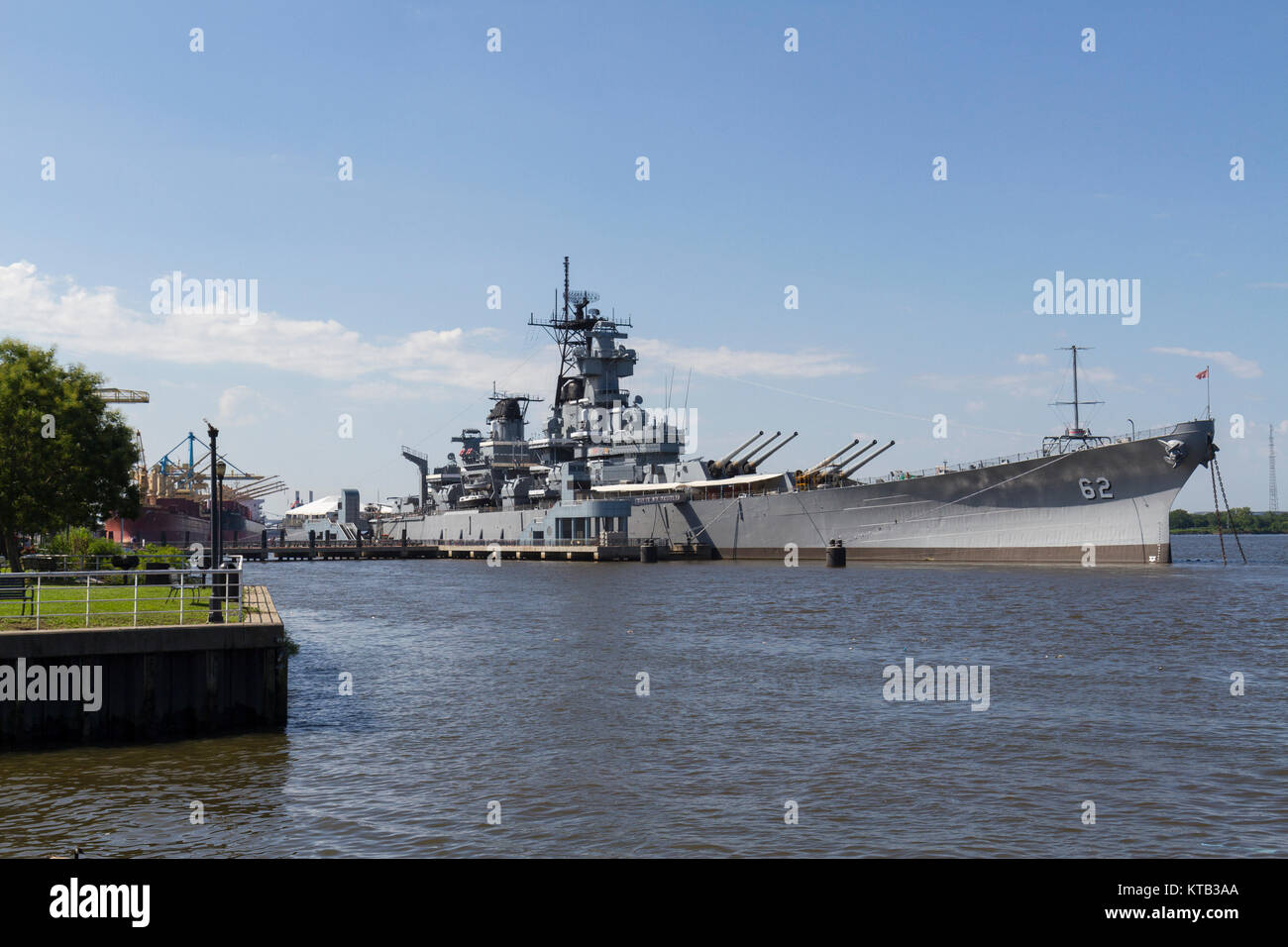 Das Schlachtschiff New Jersey, günstig auf dem Delaware River, Camden, NJ, USA. USS New Jersey (BB-62) ist ein Iowa - Klasse Schlachtschiff. Stockfoto